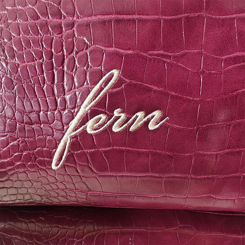 Embroidered Croc Makeup Bag Pe - Travel Accessories Present recensione e prezzo